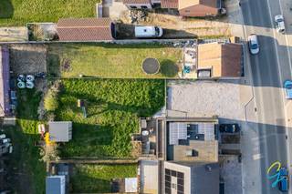 <p>Deze bouwgrond van <strong>280 m²</strong> is gelegen in het rustige en centraal gelegen <span><span>Haaltert</span></span>, met een vlotte verbinding naar <span><span>Brussel</span></span> en <span><span>Gent</span></span>. Winkels, scholen en openbaar vervoer bevinden zich in de nabije omgeving, wat deze locatie bijzonder aantrekkelijk maakt.</p>
<p>Het perceel is bestemd voor <strong>gesloten bebouwing</strong> en biedt volgende bouwmogelijkheden:</p>
<ul>
<li><strong>2 bouwlagen</strong> met <strong>zadeldak</strong></li>
<li>Gevelafwerking in <strong>gevelsteen, crepi of hout</strong></li>
<li><strong>Bouwdiepte</strong> van 15 m op het gelijkvloers en 12 m op de eerste verdieping</li>
<li><strong>Bijgebouw mogelijk</strong> tot maximaal 30 m²</li>
</ul>
<p>Een ideale opportuniteit voor wie centraal en toch rustig wil bouwen.</p>
<p>📞 Interesse? Contacteer:<br /><strong>Simon Coens – Cornelis &amp; Goeman Immo</strong><br />0478/206.774<br />simon@cornelis-goeman.be</p>