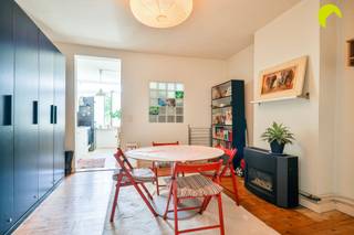 <p><span>Dit gezellige 1-slaapkamerappartement is gunstig gelegen in Wilrijk, op korte afstand van belangrijke invalswegen, parken, scholen, winkels en het openbaar vervoer. Dankzij de lage gemeenschappelijke kosten vormt dit een interessante opportuniteit voor zowel starters als investeerders.</span></p><p><span>Indeling:</span></p><p><span>Via de gemeenschappelijke inkomhal bereiken we met de trap de eerste verdieping, waar het appartement zich bevindt.</span></p><p><span>Bij het betreden van het appartement komen we in de lichtrijke woonkamer, die aansluit op de keuken. Vanuit de ruime tussenkamer is er toegang tot de slaapkamer. De badkamer is uitgerust met een ligbad, een lavabo en een toilet.</span></p><p><span>Troeven:</span></p><ul><li><span>Lage gemeenschappelijke kosten: 25/maand (water en minuterie) + blokpolis</span></li><li><span>Energiezuinig appartement met EPC-label B (144 kWh/m²/jaar)</span></li><li><span>Conforme elektrische installatie</span></li><li><span>P-score: A en G-score: A</span></li></ul><p><span>Nuttige informatie:</span></p><ul><li><span>Momenteel verhuurd, beschikbaar vanaf mei 2027</span></li></ul><ul><li><span>Asbestattest, bodemattest en stedenbouwkundige inlichtingen in aanvraag</span></li></ul><p><span> </span></p><p><span>Voor meer informatie of een bezoek ter plaatse kunt u ons bereiken op 03 449 42 41 of via <span>hallo@habicom.be</span></span></p><p><span>Benieuwd naar de waarde van jouw woning? Check het gratis op <span>www.watismijnhuiswaard.be</span></span><span> </span></p><p><span> </span></p>