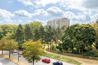 <strong>MOLENBEEK</strong> : Ideaal gelegen tegenover het Albertpark: Op de 4e verdieping van een flatgebouw uit de jaren ’70 presenteren wij u dit ruime en lichte appartement met 2 slaapkamers van 110 m². Het appartement is perfect georiënteerd en biedt een vrij uitzicht op het park. Het is in zeer goede staat en wordt momenteel verhuurd voor 850 € /maand (huurcontract van 9 jaar vanaf 2019).<br />Terras van ± 9 m² - Dubbele beglazing - EPC C – Garagebox (+ 30.000 €)<br /><br />Een mooie kans, zeker een bezichtiging waard!<br /><br />
<p><u>Appartement: LOT - H4</u></p>
<ul>
<li>Inkom</li>
<li>Grote woonkamer van ± 36 m² met uitzicht op het park!</li>
<li>Terras</li>
<li>Keuken van ± 11 m² (met wasruimte)</li>
<li>Badkamer</li>
<li>Toilet</li>
<li>Slaapkamer 1 van ± 14 m²</li>
<li>Slaapkamer 2 van ± 10 m²</li>
</ul>
<p></p>
<p><u>Kelder:</u></p>
<ul>
<li>Kelder nr. 4H</li>
<li>Garagebox nr. 8 (+ 25.000 € verplicht)</li>
</ul>