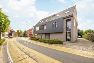 Goed gelegen kantoorruimte (circa 265m²) in het centrum van Meer (Hoogstraten) met parking.INDELINGGELIJKVLOERSEen inkomhal met wachtruimte,...