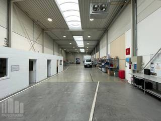 Deze functionele en perfect onderhouden magazijnruimte met een oppervlakte van 730 m² is uitstekend gelegen langs de Beversesteenweg te Roeselare.<br /><br />De loods beschikt over een vrije hoogte van +/- 6 m en is toegankelijk via een automatische sectionale poort en een inkomdeur aan de zijkant. Verder is de ruimte uitgerust met een lichtstraat, warmeluchtblazers op gas, een duurzame polybetonvloer, LED-verlichting, kantoorruimte met 2 toiletten en een 380V-elektriciteitsaansluiting.<br /><br />Dankzij de strategische ligging nabij de E403 (afrit 8 Roeselare-Beveren) geniet u van een vlotte verbinding naar naar de E40 en E17, wat zorgt voor een uitstekende bereikbaarheid.<br /><br />Op de verharde site is er bovendien ruime parkeer- en manoeuvreerruimte beschikbaar.<br /><strong>Beschikbaar </strong>vanaf 1 april 2027.<br /><br />Contacteer <strong>PANORAMA B2B</strong> voor bijkomende inlichtingen of een vrijblijvend plaatsbezoek <strong>050 300 800</strong>.