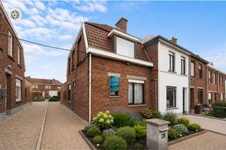 Halfopen bebouwing met garage en tuin! Deze woning (bouwjaar 1930) beschikt over centrale verwarming op gas, 3 slaapkamers en...