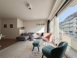 Ruim en breed appartement nabij het Rubensplein te Knokke, gekenmerkt door een stijlvolle afwerking en een doordachte indeling. Bij binnenkomst...