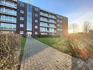 1-slaapkamer appartement gelegen in de Drongensesteenweg 241 in Gent.<br /><br />Indeling: inkomhal, leefruimte met keuken, bergruimte, terras, badkamer met douchebad en aansluiting voor wasmachine, 1 slaapkamer, parkeerplaats 27.<br /><br />€825 + €60 syndicale kosten (excl egw)<br /><br />Beschikbaar vanaf 01/10/2026
