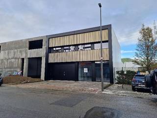 Gerenoveerd bedrijfsgebouw te huur aan de Middelmolenlaan 36 te Deurne.Het gebouw heeft een totale oppervlakte van 797 m², bestaande...