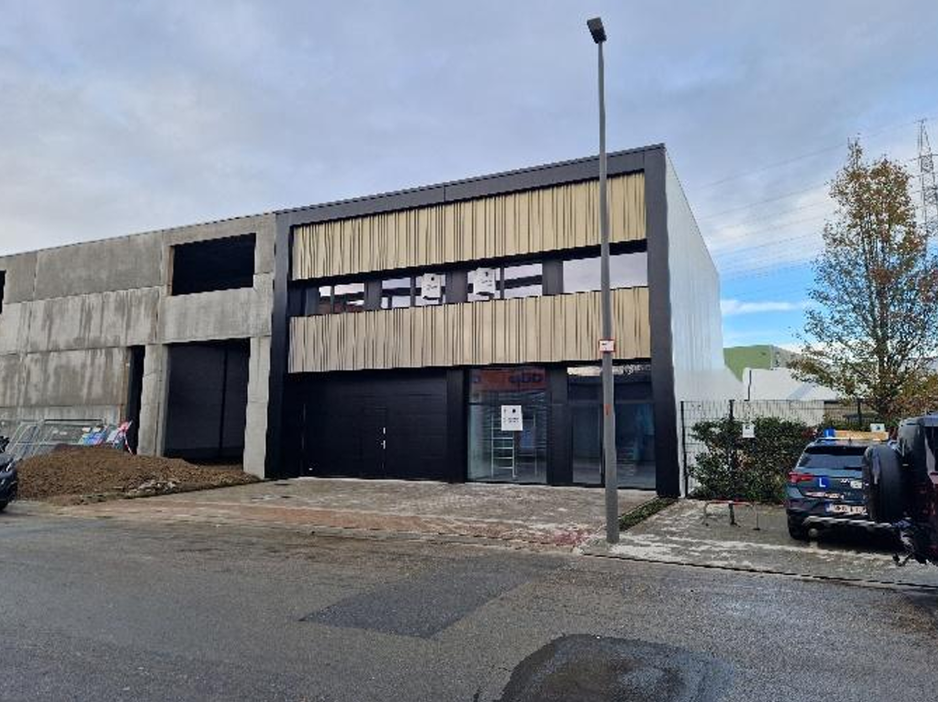 Gerenoveerd bedrijfsgebouw te huur. - foto 1