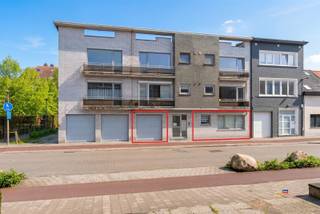 <p><span>WILRIJK | ZEER GUNSTIG GELEGEN GELIJKVLOERSAPPARTEMENT MET TWEE SLAAPKAMERS, TUIN EN GARAGEBOX | EPC C |</span></p><p><span>Indeling : inkomhal met gastentoilet - ruime woonkamer (38m²) - geïnstalleerde keuken met aansluiting wasmachine/droogkast - badkamer met inloopdouche en dubbele wastafel - bergplaats met CV-unit - 2 slaapkamers aan de achterkant - grote tuin met zij-ingang - garagebox met kantelpoort en grote achterliggend bergplaats.</span></p><p><span>Maandelijkse kosten bedragen 120 euro (water, minuterie, blokpolis, spaarfonds).</span></p><p><span> </span></p><p><span>EXTRA TROEVEN :</span></p><ul><li><span>Recent vernieuwde ramen met automatische rolluiken aan de achterzijde (2026)</span></li><li><span>Conforme elektrische installatie</span></li><li><span>Op wandelafstand van de Bist (commerciële centrum)</span></li><li><span>Uitstekend bereikbaar via E19 - A12</span></li></ul>