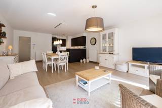 Op zoek naar een topappartement op een uiterst gegeerde locatie in het hart van Nieuwpoort-Bad? Dan is dit uw kans!<br /><br />Dit appartement bevindt zich in de standingvolle Residentie Dolce Vita, middenin het bruisende centrum, op wandelafstand van winkels, restaurants en uiteraard de zeedijk.<br /><br />Het grote terras is hier één van de vele troeven: dankzij de zuidwest oriëntatie geniet u er de hele namiddag en avond van de zon, met bovendien een leuk zijdelings zeezicht als extraatje. Een plek waar u na een strandwandeling nog uren kan nagenieten!<br /><br />Binnenin valt meteen de mooie afwerking op. Het massief parket en de luxueuze keuken zorgen voor een tijdloze en kwalitatieve uitstraling doorheen het hele appartement. De ruimtes zijn hier bovendien bijzonder groot opgezet, wat voor een aangenaam en comfortabel woongevoel zorgt. Met 2 volwaardige slaapkamers én 2 badkamers biedt dit appartement alle comfort dat u van een pand op dit niveau mag verwachten.<br /><br />Om ook het parkeren een aangename ervaring te maken krijgt u als koper van dit appartement de eerste kans om een gesloten garage en/of parkeerplaats in het gebouw zelf bij aan te kopen.<br /><br />Een topappartement met zeezicht, een uitzonderlijke afwerking en een ligging die niet beter kan op de Nieuwpoortse vastgoedmarkt. Twijfel dan ook niet langer en maak snel uw afspraak voor een bezichtiging!<br /><br />EPC: 65.