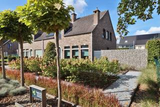<p><span>Bent u op zoek naar een verzorgde, energiezuinige woning met drie slaapkamers in een kindvriendelijke wijk? <br /></span><span>Deze halfopen bebouwing in een rustige wijk op wandelafstand van de dorpskern van het gezellige Haasdonk combineert lichtrijke ruimtes met een praktische indeling. <br />De woning genoot reeds verschillende renovaties waaronder vernieuwde ramen, recente dakisolatie, zonnepanelen met thuisbatterij, vernieuwde keuken en badkamer. Met een EPC-label B geniet deze woning daarom heel wat hedendaags wooncomfort.<br /><br /></span><span>Op het <strong>gelijkvloers </strong>bereikt u via de inkomhal een apart toilet, een ruime leefruimte met een open keuken voorzien van een eiland in composiet en kwalitatieve toestellen. Zowel vanuit de living als de keuken hebt u toegang tot de fraai aangelegde tuin.<br /></span><span>Verder is er een inpandige garage-berging met voorziening wasmachine en alle technieken.<br /><br /></span><span>Op de <strong>eerste verdieping </strong>is er een nachthal voorzien van inbouwkasten. De hal geeft toegang tot drie volwaardige slaapkamers van respectievelijk 18,1 m², 12,9 m² en 18 m². De kleinste slaapkamer is tevens voorzien van inbouwkasten.<br /></span><span>De ruime vernieuwde badkamer beschikt over een ruime inloopregendouche, een ligbad met handdouche, een badkamermeubel met lavabo, spiegelkasten en een toilet.<br /><br /></span><span>Via een uitschuifbare trap bereikt u de <strong>zolderverdieping </strong>van ca. 35 m² welke bijkomende opbergmogelijkheden biedt.<br /><br /></span><span>Deze woning onderscheidt zich door haar uiterst rustige ligging, fraaie buitenruimtes, lichtrijke leefruimte met open kwalitatief uitgeruste keuken, inpandige garage en zéér gunstige energiescore. Een interessante combinatie van rust, ruimte en een praktische indeling.<br /><br /></span><span>Kom deze woning persoonlijk ontdekken en contacteer ons voor bijkomende informatie en/of een bezoek via </span><span>verkoop@homevast.be</span><span> of tel. 03 344 77 44.</span></p>