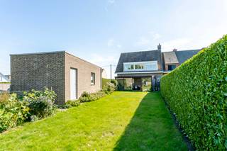 Deze degelijke en verzorgde woning heeft een comfortabele ligging, op korte afstand van winkels, scholen en openbaar vervoer. De woning biedt een aangename lichtinval, een praktische indeling en drie slaapkamers. De tuin, de aparte garage en een ruime oprit maken het geheel bijzonder geschikt als gezinswoning.<br /><br />Hoewel enige verdere vernieuwing naar eigen smaak mogelijk is, beschikt de woning vandaag reeds over een gunstig EPC-label C.<br /><br />INDELING<br />GELIJKVLOERS:<br />Inkomhall met vestiaire, lichtrijke leefruimte en keuken met gezellige ontbijthoek. Aansluitend bevindt zich de veranda, met rechtstreeks contact en toegang tot de tuin. Verder is er een aparte praktische berging/wasplaats en een toilet.<br /><br />VERDIEPING<br />Nachthall, drie slaapkamers en een ruime badkamer met aansluitende dressing.<br />Via een uitschuiftrap is de zolder bereikbaar. <br /><br />Daarnaast beschikt de woning over een praktische voorraadkelder.<br /><br />Er is een aangename tuin, een aparte garage/bijgebouw en een oprit met parkeermogelijkheid voor de woning.<br /><br />Een solide gezinswoning met een goede basis, waar enkele gerichte vernieuwingen de mogelijkheid bieden om het geheel volledig naar eigen smaak en hedendaags wooncomfort af te werken.