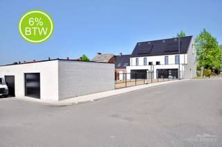 Deze gesloten nieuwbouwwoning is rustig gelegen in <strong>Otegem</strong>, een deelgemeente van Zwevegem, en geniet van een uitstekende bereikbaarheid. U bevindt zich op korte afstand van Avelgem en Anzegem, met een vlotte verbinding naar Kortrijk en Waregem. Bovendien is de E17 snel bereikbaar, wat deze woning ideaal maakt voor pendelaars.<br /><br />De <strong>indeling</strong> van de woning gaat als volgt: via de inkomhal met gastentoilet en praktische berging betreedt u de woning. Aansluitend komt u in de lichtrijke leefruimte, waar u geniet van een aangename connectie met de tuin. De open indeling zorgt voor een ruimtelijk gevoel en omvat een gezellige zithoek, eetplaats en een volledig uitgeruste keuken.<br /><br />Op de eerste verdieping bevinden zich <strong>drie slaapkamers</strong> en een moderne badkamer, uitgerust met een toilet, ligbad, douche en wastafel. Via een vaste trap bereikt u de zolderverdieping, die tal van mogelijkheden biedt, zoals een extra slaapkamer, bureau of hobbyruimte.Daarnaast beschikt de woning over een ruime garage van maar liefst 40 m².<br /><br />Op vlak van comfort en energiezuinigheid is deze woning volledig mee met haar tijd. De verwarming gebeurt via een warmtepomp in combinatie met vloerverwarming, wat zorgt voor een aangenaam binnenklimaat. Bovendien zijn er zonnepanelen voorzien.<br /><br />Meer info? Contacteer Els 0478 61 64 34 of els@immoroman.be