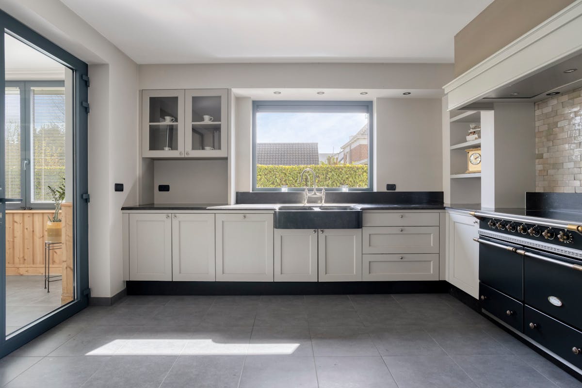 Ruime eigendom met woning, loods en extra bouwgrond - foto 5