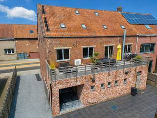 <p><strong>Ben je op zoek naar een pand waar wonen en werken perfect hand in hand gaan?</strong></p>
<p>Dit veelzijdige eigendom,<span> </span>combineert een volledig ingerichte handelsruimte op het gelijkvloers met een ruime woonst erboven. Dankzij de<span> </span><strong>aparte ingangen</strong><span> </span>zijn het<span> </span><strong>professionele en het private luik volledig van elkaar gescheiden</strong><span> </span>– ideaal voor zelfstandigen, vrije beroepen of investeerders die op zoek zijn naar een rendabele combinatie van werk en wooncomfort.</p>
<p>Het<strong><span> </span>gelijkvloers werd ingericht als een sfeervolle handelsruimte</strong><span> </span>en is momenteel uitgerust met een bar, restaurantgedeelte met professionele keuken, ruime bergingen en klantentoiletten. De handelszaak is instapklaar en biedt tal van mogelijkheden. Dankzij de<span> </span><strong>uitstekende zichtbaarheid</strong><span> </span>en de ligging aan een drukke verbindingsweg geniet je hier van een optimale commerciële uitstraling.</p>
<p><strong>Achter het gebouw bevindt zich bovendien een magazijn van 555 m², dat optioneel kan worden bijgekocht.</strong><span> </span>Dit biedt extra mogelijkheden voor opslag, uitbreiding van de handelsactiviteit of als interessante investering.</p>
<p>Op de eerste verdieping start het privégedeelte met een aangename leefruimte, een praktische keuken met eetplaats, bureau, wasplaats/berging, badkamer, toilet en een groot, zonnig terras – ideaal om in alle rust te ontspannen na de werkdag.</p>
<p>De bovenste verdieping omvat de nachthal met maar liefst<strong><span> </span>vier volwaardige slaapkamers</strong>, een aparte berging en een technische ruimte met toegang tot de zolder. Hier geniet je van<span> </span><strong>alle nodige ruimte voor een gezin<span> </span></strong>of voor wie extra opslag of hobbyruimte wenst.</p>
<p>Dit pand biedt een unieke kans voor wie wonen en werken wil combineren in een uiterst gunstige ligging in het centrum van Marke.</p>
<p>Geef ons gerust een seintje voor meer informatie of om een afspraak te maken tijdens de bezoekmomenten.</p>
<p><strong>EPC-informatie:</strong><br />✅ Handelsruimte: Label C (20220808-0002653377-KNR-1)<br />✅ Appartement: Label E (20220809-0002653353-RES-1)</p>