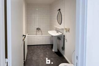 Volledig gerenoveerd 2 slpk duplex appartement op topligging te centrum Brugge met inkomhal, op 1 ste verdiep living met open keuken en op...