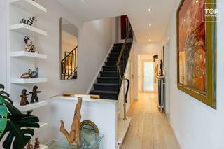 Instapklare halfopen woning met 4 slaapkamers, naaikamer en mooie tuin<br />Op zoek naar een goed onderhouden woning in een rustige, residentiële omgeving? Deze charmante halfopen woning combineert ruimte, licht en comfort met een bijzonder aangename ligging, zonder doorgaand verkeer.<br /><br />De woning is perfect onderhouden, instapklaar en asbestveilig. Dankzij de grote raampartijen genieten de leefruimtes van veel natuurlijk licht. De leefruimte is voorzien van een mooie parketvloer, wat meteen voor een warme en gezellige uitstraling zorgt.<br /><br />De woning beschikt over vier slaapkamers, aangevuld met een aparte kamer die uiteraard ook perfect kan dienen als hobbyruimte, bureau of extra bergruimte. Verder is er een bijzonder praktische bijkeuken/wasplaats.<br /><br />Ook buiten heeft deze woning heel wat te bieden. De mooie, verzorgde tuin vormt een aangename plek om te ontspannen en dankzij de oprit en de aparte garage is er voldoende parkeergelegenheid en praktische bergruimte.<br /><br />Een bijzonder aangename woning voor wie vooral op zoek is naar rust, ruimte, comfort en een instapklaar geheel in een residentiële omgeving.<br /><br />Beschikbaar uiterlijk 1 maand na akte. <br /><br />Contacteer Top Vastgoed voor meer info en een bezoek op 0475 700 700.