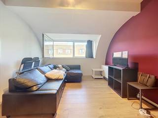 Gelegen in het centrum van Gent. <br />Indeling als volgt: lichtrijke leefruimte met keuken en slaapkamer met en-suite badkamer voorzien van douche en enkele lavabo.<br /><br />Huurprijs: €730 + 60<br />Beschikbaar vanaf 01/07/2026
