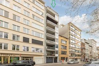 IN OPTIE: kevin@wellimmo.net voor meer info! Bekijk alvast de videotour, grondplan, EPC, asbestattest en de EK via de Wellimmo-site  (‘documenten')<br /><br />Op een absolute topligging langs de Leien, met een panoramisch zicht over de volledige stad en het KMSKA, bevindt zich dit uitzonderlijke penthouse. De combinatie van licht, zon, adembenemende zichten en een kwalitatieve totaalrenovatie maakt dit appartement bijzonder gegeerd binnen zijn segment. Gelegen op de bovenste verdieping van een goed onderhouden gebouw, bereikbaar met de lift tot de 7de verdieping + 1 trap. Wat u daarvoor in de plaats krijgt? Het echte penthousegevoel: maximale privacy, rust en een overvloed aan natuurlijk licht.<br /><br />Met een bew. opp. van ca. 75 m² werd het appartement bijzonder efficiënt ingedeeld. De leefruimte met open, volledig geïnstalleerde keuken baadt in het licht en sluit naadloos aan op het ruime, vergunde zonneterras (ca. 25 m²) aan de voorzijde. Hier geniet u van een panoramisch zicht over de stad van ’s ochtends tot zonsondergang.<br /><br />Aan de achterzijde bevindt zich de slaapkamer met aansluitend de badkamer (ligbad/douchecomb), én toegang tot een tweede terras (niet vergund, maar volledig functioneel). Ook hier geniet u van open zichten en een extra buitenruimte in alle rust. Wakker worden met zicht over de stad vanuit uw bed? Dit is zo’n plek waar het elke dag realiteit wordt! Verder beschikt het appartement over een aparte wasplaats, gastentoilet en tal van ingemaakte kasten. De afwerking is hedendaags en kwalitatief, met o.a. parket en maatwerkmeubilair, waardoor het volledig instapklaar is.<br /><br />• Toplocatie op de Leien, pal op het Zuid — één van de meest gegeerde buurten van Antwerpen<br />• Gunstig EPC: B (136 kWh/m²)<br />• Panoramische zichten langs beide zijden + uitzonderlijke lichtinval<br />• Ruim, vergund zonneterras (ca. 25 m²) + tweede 'terras' voor extra buitenbeleving<br />• Kwalitatieve totaalrenovatie<br />• De maandelijkse lasten bedragen +-180€ incl: syndicus, blokpolis, waterverbruik, onderhoud, spaarfonds,....<br />• Ideaal voor eigen bewoning of als investering<br /><br />Een zeldzame combinatie van locatie, licht, luxe en buitenruimte — dit is wonen op niveau!<br /><br />Voor meer info of een bezoek: info@wellimmo.net of 03/225.00.68<br /> 