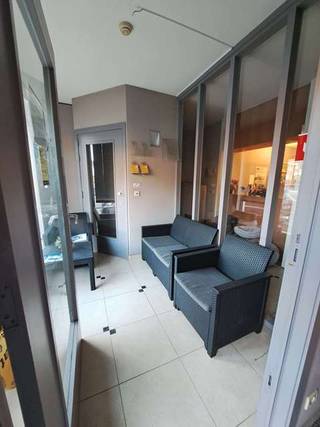 Handels- of kantoorruimte met 2 polyvalente ruimtes op een ideale ligging in het centrum van Loppem.Dit pand met zeer goede visibiliteit is centraal...