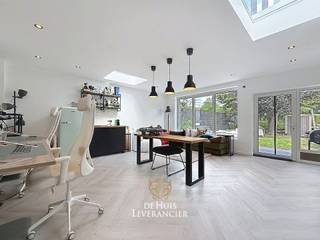 Bent u op zoek naar een volledig gerenoveerde woning, waar u zonder zorgen kunt intrekken? Dan is deze ruime bel-etagewoning aan de Kleidaallaan 17 in Hemiksem zeker uw bezoek waard.<br /><br />De woning werd met oog voor comfort en functionaliteit vernieuwd en beschikt over drie volwaardige slaapkamers, twee moderne badkamers en een praktische garage. Een absolute meerwaarde is de aangebouwde polyvalente ruimte, die vandaag is ingericht als bureau/mancave en zich perfect leent voor thuiswerk, een hobbyruimte of een vrij beroep.<br /><br />Ook buiten is het aangenaam vertoeven dankzij de gezellige, onderhoudsvriendelijke tuin, waar u in alle rust kunt genieten.<br /><br />Naast het wooncomfort scoort deze woning ook uitstekend op technisch vlak. Met een gunstig EPC-label B, een conforme elektrische installatie en een asbestveilig attest bent u verzekerd van een energiezuinige en zorgeloze aankoop.<br /><br />Kortom, een instapklare gezinswoning met veel ruimte, een kwalitatieve afwerking en tal van extra troeven op een aangename locatie in Hemiksem.<br /><br />EPC : 142 kWh/m<sup>2</sup> (Label B)<br />Stedenbouwkundige inlichtingen in aanvraag<br />Waterinfo : P-Score = A, G-Score = A<br /><br />Dit is niet wat je zoekt ? Al gehoord van AANKOOPBEGELEIDING ? Wij zoeken, bezoeken en onderhandelen mee met jou voor eigendommen die worden aangeboden door particulieren, andere makelaars of eigendommen die zelfs (nog) niet te koop staan?<br />Vraag meer informatie over aankoopbegeleiding via welkom@dehuisleverancier.be of 0489/069.000<br /><br />de Huisleverancier : Persoonlijk, voor iedereen Service, Kwaliteit en Vertrouwen !<br />