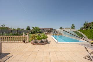 Vous recherchez une propriété exclusive à vendre qui allie parfaitement confort et espace ? Cette charmante villa parfaitement entretenue sur un terrain généreux de 998 m² offre tout ce dont vous pourriez rêver. Situé dans la pittoresque ville de Lissewege, vous pourrez profiter d'une oasis de paix avec une surface habitable de pas moins de 270 m².<br /><br />Grâce à son emplacement stratégique, l'accessibilité est excellente. Vous êtes à proximité des principales routes d'accès telles que l'A11, qui permettent d'accéder facilement à la côte belge et au centre historique de Bruges. Cela en fait le point de départ idéal pour ceux qui aiment un cadre de vie calme.<br /><br />Cette propriété unique est équipée de technologies modernes et durables. Grâce à la présence de panneaux solaires et d'une batterie domestique, vous êtes déjà prêt pour l'avenir. Le magnifique jardin ensoleillé avec une grande terrasse et une belle piscine chauffée attire tous les regards. Ici, vous pouvez profiter d'une intimité absolue.<br /><br />Vous recherchez une villa près de Knokke-Heist et de Bruges ? <br />Pour une visite ou pour plus d'informations, n'oubliez pas de contacter le responsable du dossier Arne Vandierendonck au 0493 25 35 85 ou arne.vandierendonck@dewaele.com<br /><br />Registre des mesures: non<br /><br />Les images générées par l’IA sont fournies en guise d'inspiration. Elles ne tiennent pas compte des spécifications techniques, ni des renseignements urbanistiques, ni des possibilités concrètes de réalisation.