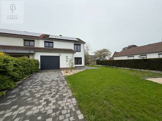 Deze volledig gerenoveerde woning met vier slaapkamers, inpandige garage en tuin is gelegen aan het Groenhof 66 te Gingelom.Via de beklinkerde oprit...