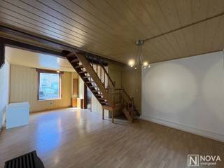 Deze op te frissen woning bestaat uit een inkom met vestiaire, grote woonkamer, keuken en badkamer.Op de bovenverdieping bevinden zich 2 ruime...