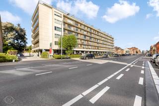 In de verzorgde residentie De Ambassade, gelegen aan de Naamsesteenweg in Heverlee, bevindt zich deze ruime ondergrondse autostaanplaats. De staanplaats is vlot bereikbaar via een automatische beveiligde toegangspoort en biedt dankzij haar ruime afmetingen comfortabel parkeergemak. Een interessante opportuniteit voor wie in de buurt woont of werkt en op zoek is naar een vaste, veilige parkeerplaats, maar eveneens geschikt als investering. Interesse of graag meer informatie? Contacteer ons via info@homies.be of 016 22 82 22. HOMIÉS, an Eye for Immo.
