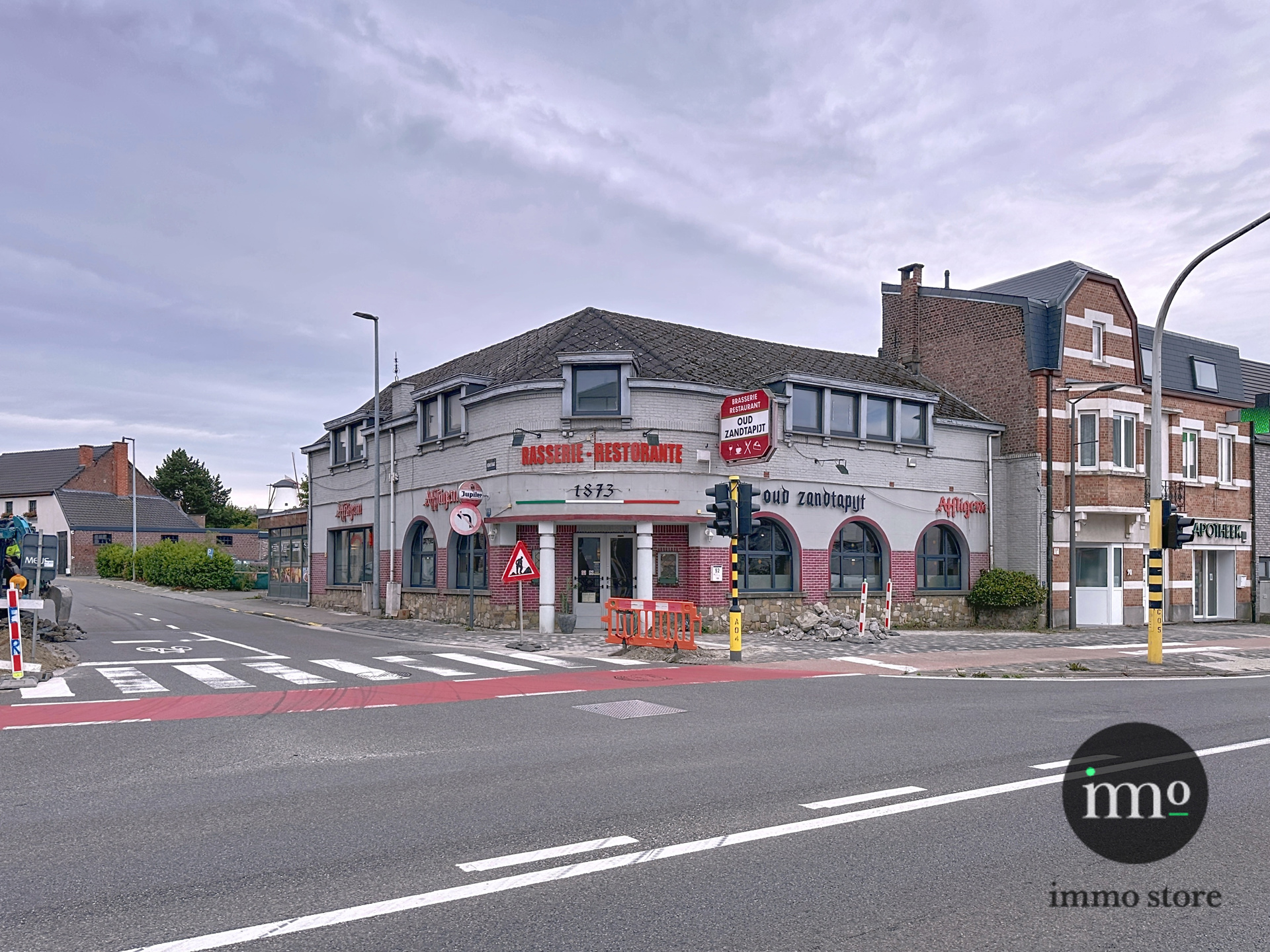 Restaurant bien situé avec salle de réception et parking - foto 1