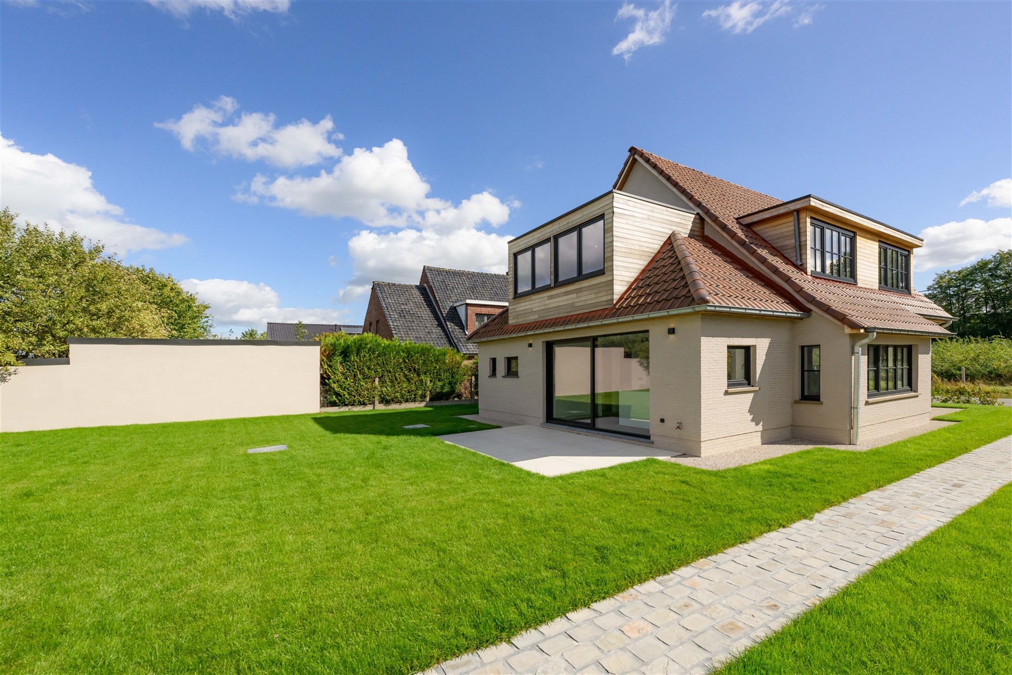 Vrijstaande woning met 3 slaapkamers, garage en tuin - foto 4