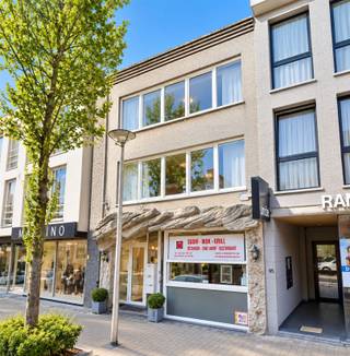 <h3><span>Op te frissen appartement in het centrum van Schoten</span></h3><p><span>Dit centraal gelegen appartement biedt een mooie opportuniteit voor </span><span>starters of investeerders</span><span>. De woning beschikt over een </span><span>ruime woonkamer met open keuken</span><span> en </span><span>2 slaapkamers</span><span>.</span></p><p><span>Het appartement kan naar eigen smaak verder worden opgefrist en ingericht, en biedt dankzij zijn </span><span>centrale ligging in Schoten</span><span> een uitstekende uitvalsbasis voor winkels, horeca, openbaar vervoer en andere voorzieningen.</span></p><p><span>Een interessante kans voor wie op zoek is naar een betaalbare woning met potentieel!</span></p>