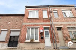 In het pittoreske stadscentrum van Zoutleeuw bevindt zich deze charmante stadswoning met tal van mogelijkheden. De woning ligt op...