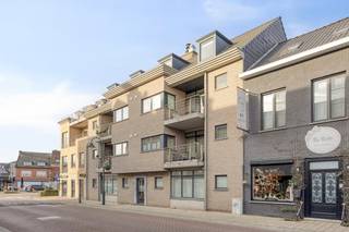 Instapklaar en lichtrijk appartement met 2 slaapkamers en een ruim zonnig terras in het centrum Herenthout. Het energiezuinige appartement is...