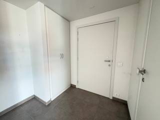 <p>Ontdek dit aangename appartement met 2 slaapkamers, gelegen aan de Statiestraat 25 in Passendale. Dankzij de uitstekende EPC-score A combineert dit pand comfortabel wonen met een energiezuinige levensstijl.</p>

<p>De ruime en lichtrijke leefruimte geniet dankzij de grote raampartijen van een aangename natuurlijke lichtinval en geeft rechtstreeks toegang tot het balkon, waar je kunt genieten van het mooie uitzicht en een fijne buitenruimte. Aansluitend bevindt zich de praktische keuken, voorzien van de nodige toestellen. Verder beschikt het appartement over twee volwaardige slaapkamers, ideaal voor een gezin, een koppel of wie graag over een extra kamer beschikt. De moderne badkamer is uitgerust met een ligbad en douche en biedt bovendien plaats voor een wasmachine.</p>

<h3>Troeven</h3>

<ul><li>
	<p>2 volwaardige slaapkamers</p>
	</li><li>
	<p>Uitstekende EPC-score A</p>
	</li><li>
	<p>Lichtrijke leefruimte</p>
	</li><li>
	<p>Grote raampartijen</p>
	</li><li>
	<p>Aangenaam balkon met mooi uitzicht</p>
	</li><li>
	<p>Praktische keuken met toestellen</p>
	</li><li>
	<p>Moderne badkamer met ligbad en douche</p>
	</li><li>
	<p>Plaats voor een wasmachine</p>
	</li><li>
	<p>Geschikt voor eigen bewoning én als investering</p>
	</li><li>
	<p>Gelegen in Passendale</p>
	</li></ul>

<p> </p>