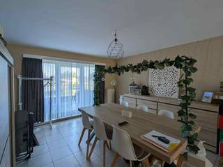 Rustig gelegen duplex appartement in centrum Herne, op wandelafstand van het station, bestaande uit een inkomhal met vestiaire en toilet, berging/wasplaats, een grote leefruimte met toegang tot een zonneterras mat prachtig zicht op groen en een ingerichte keuken. Op de dakverdieping: 2(3) slaapkamers en de badkamer. Staanplaats een buitenberging beschikbaar. Voor meer info of bezoek: contacteer Sophie 0496/71.50.59