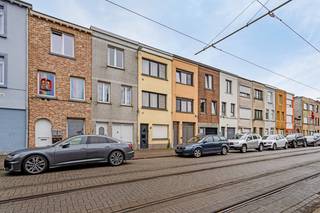 Deze goed onderhouden woning biedt een zee van ruimte, ideaal voor grote gezinnen. De indeling als volgt: op het gelijkvloers bevinden zich...