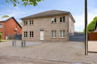 Deze gezellige halfopen bebouwing met 3 slaapkamers is rustig en groen gelegen in Heppen, in een autoluwe straat en toch op fietsafstand van het centrum. <br /><br />Via de inkomhal met gastentoilet betreedt u de lichtrijke leefruimte, ingedeeld in een zithoek, eetruimte en open keuken. De uitgeruste keuken beschikt over een koelkast, combioven, kookplaat, afzuigkap, dubbele spoelbak en voldoende opbergruimte. Aansluitend bevindt zich een praktische berging.<br /><br />Op de verdieping geeft de nachthal toegang tot 3 volwaardige slaapkamers, waarbij de master bedroom de mogelijkheid biedt tot het creëren van een eigen dressing. De badkamer is comfortabel ingericht met een ligbad, douche, toilet en badkamermeubel. De grote bergzolder zorgt voor extra opbergruimte.<br /><br />Buiten geniet u van een volledig afgesloten tuin met zonnig terras en gezellige overkapping. Daarnaast beschikt de woning over een carport met extra bergruimte.<br /><br />stedenbouwkundige informatie: in aanvraag