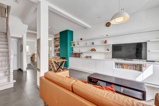<p>Ontdek deze <strong>instapklare woning</strong> gelegen in de Geurstraat, een rustige en centraal gelegen buurt van Anderlecht. De woning werd doorheen de jaren met zorg gerenoveerd en combineert authentieke charme met hedendaags wooncomfort. Met een bruikbaar vloeroppervlak van <strong>187 m²</strong> en <strong>4 slaapkamers</strong> is deze woning ideaal voor gezinnen.<br /><strong>Extra troeven van de woning:</strong><br />- Elektriciteit conform<br />- Verwarming op gas<br />- Aangenaam terras/buitenruimte<br />- Elk verdiep beschikt over een terras!<br />- Gunstig EPC label E (216 kWh/m²)<br />Indeling:<br />Op het gelijkvloers vindt u een lichtrijke woonkamer van 32 m², een geïnstalleerde keuken met eetplaats van 22 m², volledig uitgerust met <strong>hoogwaardige Siemens-toestellen</strong> waaronder een vaatwasser, ruime inductiekookplaat, oven, microgolf en dubbele spoelbak. Het gelijkvloers beschikt ook over een apart toilet.<br />De eerste verdieping biedt twee slaapkamers van 18 m² en 14 m², aansluitend een volledig ingerichte badkamer van 10 m² met bad, douche, dubbele wastafel en toilet.<br />Op de tweede verdieping bevinden zich nog twee slaapkamers van 18 m² en 16 m².<br />Tot slot is er nog een kelder van 23 m² en een zolder zorgen voor extra opslagruimte.<br />De ligging in het centrum van Anderlecht biedt een <strong>uitstekende bereikbaarheid</strong>: winkels, scholen, sportfaciliteiten, openbaar vervoer, een station en invalswegen liggen allemaal op wandel- of fietsafstand.<br />Aarzel niet en neem vandaag contact op voor het inplannen van een bezoek!</p>