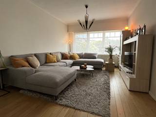 Surf naar www.abricasa.be en plan jouw verkoopafspraak in samen met onze digitale assistente Alice! Charmante halfopen bebouwing met karakter en rust!Welkom in deze halfopen woning die charme en comfort perfect combineert. Gelegen op een mooi perceel met eigen oprit, afgesloten hek en parkeergelegenheid op eigen grond of achteraan in de grote garage. Genieten van de rust en de privacy in de gezellig te maken en zeer gunstig georiënteerde tuin. Dankzij de veranda heb je steeds veel lichtinval in de woonkamer en een fijn uitzicht op jouw tuin. Binnenin voel je meteen de huiselijke sfeer: overal ligt mooi parket en het natuurlijke licht stroomt rijkelijk binnen in de trappenhal. De woning werd zo’n 15 jaar geleden grondig gerenoveerd en is goed onderhouden. Het verwarmingstoestel werd vernieuwd, dankzij de dubbele beglazing geniet je van een aangenaam wooncomfort doorheen het hele jaar.Op de eerste verdieping bevinden zich twee ruime slaapkamers en een verzorgde badkamer met douche, ligbad, dubbele lavabo met kasten en toilet. Daarnaast is er een praktische wasplaats, wat het dagelijkse leven net dat beetje handiger maakt.De volledig afgewerkte duplex zolderverdieping met sanitaire voorziening biedt tal van mogelijkheden: in te richten als extra slaapkamer(s), bureau, hobbyruimte of polyvalente ontspanningsruimte. Met een beetje eigen invulling maak je van deze woning een echt thuis vol warmte, licht en rust. Wil je jouw eigendom verkopen of zoek je een vastgoedmakelaar voor verhuur of beheer?Leer ons kennen!Abricasa – Vastgoed voor generaties: Jouw vastgoedpartner