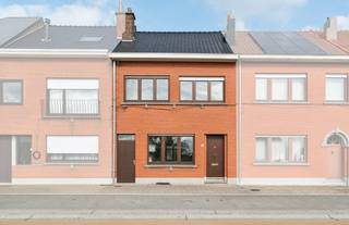 <p><span>+++ Lindestraat 133 - Denderleeuw ++<br /><br />Op een gunstige locatie in Denderleeuw bevindt zich deze </span><strong><span>2-gevelwoning </span></strong><span>ideaal voor wie op zoek is naar een renovatieproject. </span><span>De woning geniet een </span><strong><span>vlotte bereikbaarheid</span></strong><span> en ligt op korte afstand van winkels, scholen, openbaar vervoer en belangrijke verbindingswegen. </span><span>Op het gelijkvloers bevinden zich een </span><strong><span>living en eetkamer, keuken, veranda en badkamer</span></strong><span>. De verdieping telt </span><strong><span>2 slaapkamers</span></strong><span>. Daarnaast beschikt de woning over een </span><strong><span>kelder en zolder</span></strong><span>, wat zorgt voor extra berg- en gebruiksmogelijkheden. <strong>Extra troef:</strong> dankzij de zolder is er potentieel om de woning uit te breiden van <strong>2 naar 4 slaapkamers</strong>. A</span><span>chteraan bevindt zich de </span><strong><span>tuin</span></strong><span>, die eveneens vanaf de straat bereikbaar is via een </span><strong><span>smalle doorgang </span></strong><span>. </span><span>De woning dient </span><strong><span>volledig gerenoveerd</span></strong><span> te worden en biedt hierdoor de mogelijkheid om ze volledig naar eigen smaak en hedendaagse woonnormen in te richten. </span>Een interessante opportuniteit voor renovatieliefhebbers of kopers die op zoek zijn naar een woning met potentieel op een centrale locatie in Denderleeuw.</p>
<p>Interesse? Contacteer ons via 0478/059 069 of info@immoteam.be</p>