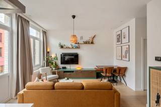 <strong>Prachtig appartement met terras</strong><br /><br />Twee slaapkamer appartment van ca. <strong>65m² </strong>gelegen op de<strong> eerste verdieping</strong> in de Leeuwlantstraat 115 te Deurne. Het gebouw onderging een totaalrenovatie in 2020 waarbij alles is aangepakt. De centrale <strong>ligging </strong>zorgt ervoor dat u gemakkelijk toegang heeft tot het openbaar vervoer, invalswegen, horeca, scholen en het domein <strong>Rivierenhof</strong>.<br /><br />Deze woning biedt u een knappe leefruimte met een <strong>prachtige parket vloer en veel lichtinval</strong>. De keuken is volledig geïnstalleerd en uitgerust met alle comfort.<br /><br />De tweede slaapkamer kan gebruikt worden als bureauruimte/kinderkamer/dressing en biedt toegang tot het terras.<br /><br /><strong>Bijzonderheden:</strong><br />- EPC B met een score van <strong>118 kWh</strong>/(m² jaar)<br />- Zonnepanelen aanwezig (zitten niet meegerekend in EPC attest!!!)<br />- <strong>Asbestveilig</strong><br />- <strong>Elektrische installatie is volledig vernieuwd in 2020 én conform</strong><br />- Dak vernieuwd en geïsoleerd in <strong>2020</strong><br />- Verwarmingsketel van <strong>2020</strong><br />- Zeer lage gemeenschappelijke kosten<br />- Kleinschalig gebouw<br />- PVC schrijnwerk met dubbele beglazing<br />- Mobiscore <strong>9,1/10</strong><br />- <strong>Grote kelderberging<br /></strong>- Terras<br /><br /><em>Stedenbouwkunige informatie in aanvraag</em>