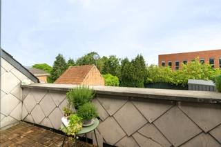 APPARTEMENT SPACIEUX DE 2 CHAMBRES AVEC EMPLACEMENT COUVERT À PROXIMITÉ DU CENTRE DE MALINESAppartement lumineux situé au premier étage avec hall...