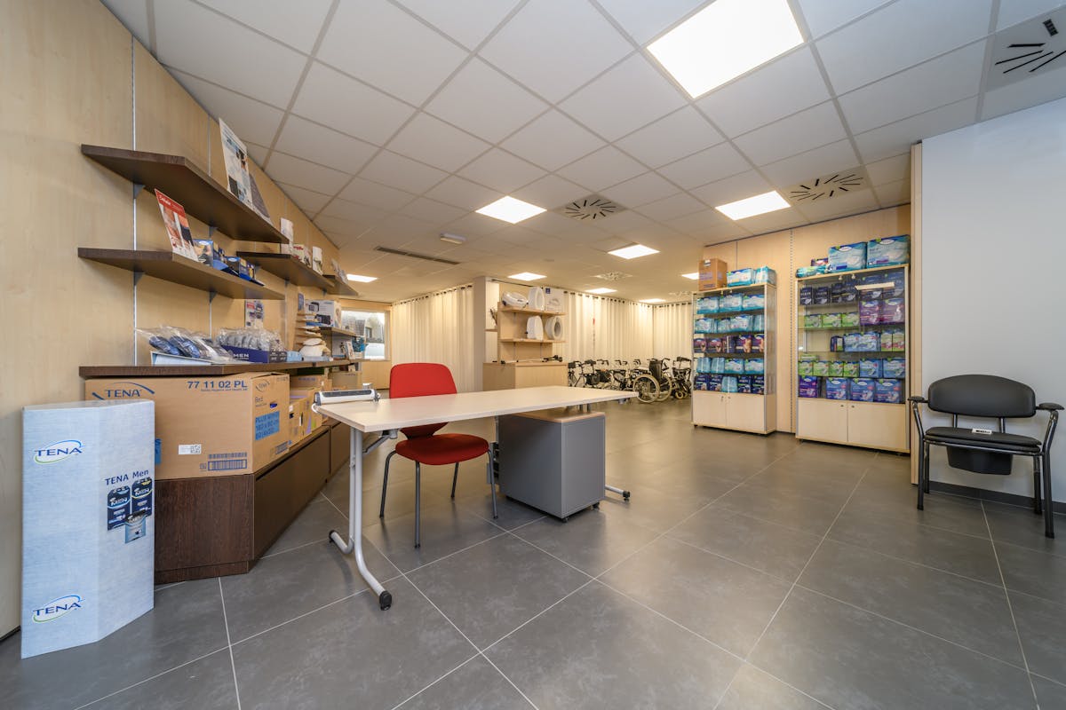 Handelsruimte en 3 staanplaatsen te huur te Koksijde-bad. - foto 3