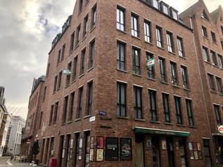 Uitstekend gelegen hoekappartement op de 2de verdieping, in het historische stadscentrum.  Alle winkels, horeca en toeristische trekpleisters...