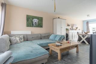 Recente (verhuurde) opbrengsteigendom nabij centrum Beerse<br />EPC: 119,62 kWh/m² | 3 slaapkamers | 120 m² bewoonbaar<br /><br />We betreden de woning langs de inkomhal die toegang geeft tot leefruimte en apart gastentoilet met handenwasser.<br />De lichtrijke leefruimte omvat woonkamer, eetkamer en keuken, dewelke voorzien is van elektrische kookplaat, dampkap, ijskast en vaatwasser.<br />Ook de trap naar de 1e verdieping en de deur naar de berging/wasplaats bevinden zich in de leefruimte.<br /><br />Op de verdieping vinden we nog 3 slaapkamers en de badkamer, uitgerust met bad, toilet en enkele wastafel in meubel.<br />Via de vlizo-trap in de nachthal komen we nog op zeer ruime zolder.<br /><br />Achteraan is voor elke woning een staanplaats voorzien, deze is verplicht bij aan te kopen voor 15.000 EUR.<br /><br />Dit unieke opbrengsteigendom wordt verhuurd door een sociaal verhuurkantoor, dit zorgt voor huurgarantie tot 2043!