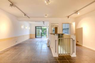 Charmant gelijkvloers handelspand / kantoor van 133m² met kelder en prachtige tuin met aangelegd terras in het centrum van Nijlen.Indeling: vooraan 3...