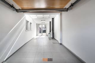 Uitzonderlijke woning mét garage, heel centraal gelegen in Roeselare.Een heel geschikte gezinswoning met vlotte wandel- en fietsafstand tot het...