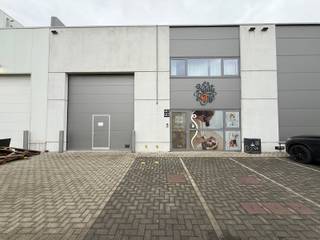 <p>In het bedrijvenpark BVI aan de Venecolaan te Aalter vinden we deze bijzondere bedrijfsunit die is opgedeeld in een prachtig kantoorgedeelte en een afzonderlijke opslagplaats. Door zijn strategische ligging vlakbij de E40, de N44 en N37 is dit een uitgelezen locatie voor groeiende of nieuwe bedrijven. Aalter is sinds lang een groeiomgeving voor vele kmo's. Toplocatie tussen Gent en Brugge, nabij het centrum van Aalter.<br /><br /><span><strong>Beschrijving unit 2, bestaande uit:</strong></span><br /><strong>1. Instapklaar kantoor/studio (196m2):</strong><br />- gelijkvloers (126m2): ontvangst- en bureauruimte (42m2) met vast bureaumeubilair, ingemaakte kasten, kitchenette en parketvloer - berging - toilet + douche - galerij/bureau (40m2) met vrije hoogte van 6,7m - berging (8,5m2) - bureau/studio (29m2) met vrije hoogte van 4m30<br />- verdieping (70m2): bureauruimte (42m2) met parketvloer, ingemaakte kasten en vast bureaumeubilair - zolderruimte achteraan (29m2)<br />Algemeen: 24 zonnepanelen + batterij - aluminium schrijnwerk met dubbele beglazing - dak in steeldeck met lichtkoepel - CV op aardgas<br /><br /><strong>2. Opslagruimte (126m2):<br /></strong>- grootte: 126m2 (6m x 21m)<br />- vrije hoogte: 6,5m<br />- polybeton vloeren<br />- dak in steeldeck met lichtkoepel<br />- staalstructuur met gevels in isolerende grootformaatpanelen in beton<br />- automatische sectionaalpoort (geïsoleerde panelen)<br />- 3 x 400V<br />- verlichting aanwezig<br />- kantoorruimte met kitchenette en toilet<br />- de opslagplaats is momenteel verhuurd aan € 1.036 per maand ( excl. btw)<br /><br /><span><strong>Algemeen:</strong></span><br />- 3 private parkeerplaatsen (P7, P8 en P9)<br />- centrale ligging<br />- vlotte verbinding naar E40 en N37<br />- N44 op 2 min<br />- luxueus afgewerkt kantoor<br /><span>- vrije hoogte: 6,70 meter<br />- sectionaalpoort<br />- strakke architectuur<br />- 24 zonnepanelen + batterij<br />- Sted. inlichtingen: zie documenten<br />- G-score: D<br />- P-score: D<br /></span></p>