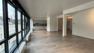 <p><span><br />Gelegen aan de rustige </span><span>Tabakvest</span><span>, op een steenworp van het vernieuwde </span><span>Operaplein</span><span>, de trendy shoppingbuurt </span><span>Hopland</span><span>, de </span><span>Stadsfeestzaal</span><span> en de </span><span>Meir</span><span>. Met de Stadsschouwburg en het Centraal Station op wandelafstand en uitstekende tram- en metroverbindingen vlakbij, geniet u hier van een ongeziene mobiliteit in het hart van Antwerpen.</span></p><p><span> </span></p><p><span>INDELING</span><span><br />Dit uiterst lichtrijke appartement op de </span><span>3e verdieping</span><span> werd zojuist volledig gerenoveerd:</span></p><ul><li><span>Leefruimte:</span><span> Indrukwekkende living van </span><span>50m²</span><span> met kamerhoge glaspartijen. U geniet hier van een uniek uitzicht op een prachtige rij 19e-eeuwse neoclassicistische burgerhuizen.</span></li><li><span>Keuken:</span><span> Moderne open keuken, volledig uitgerust met hoogwaardige toestellen (inductie, vaatwasser, combi-microgolf, oven, koelkast en diepvries).</span><ul><li><span>Master bedroom (25m²)</span><span> met een ensuite badkamer voorzien van een ligbad, grote inloopdouche, dubbele wastafel en hangtoilet.</span></li><li><span>Slaapkamer 2 (20m²)</span><span> en </span><span>slaapkamer 3</span><span> met toegang tot een tweede, aparte badkamer.</span></li></ul></li><li><span>Extras:</span><span> Praktische wasruimte/berging en een apart gastentoilet.</span></li></ul><p><span>KOSTEN &amp; FACILITEITEN</span></p><ul><li><span>Servicekosten:</span><span> Provisie van </span><span>190€/maand</span><span>. Dit is inclusief onderhoud en verbruik van de gemeenschappelijke delen, én het </span><span>waterverbruik in het appartement</span><span>.</span></li><li><span>Individueel:</span><span> Elektriciteit, gas (gascondensatieketel) en digitale aansluitingen zijn apart af te sluiten.</span></li></ul><p><span>Extra optie:</span><span> Mogelijkheid tot het huren van een </span><span>garagestaanplaats</span><span> in het gebouw (inclusief afstandsbediening) aan</span><span> 160€/maand</span><span>.</span><span> </span></p><p><span>Mogelijkheid tot huren met een vennootschap</span></p><p><span> </span></p><p><span>LOCATION</span><span><br />Situated on the quiet </span><span>Tabakvest</span><span>, just a stone's throw from the renovated </span><span>Operaplein</span><span>, the trendy </span><span>Hopland</span><span> shopping district, the </span><span>Stadsfeestzaal</span><span>, and the </span><span>Meir</span><span>. With the City Theater (</span><span>Stadsschouwburg</span><span>) and Central Station within walking distance, and excellent tram and metro connections nearby, this location offers unparalleled mobility in the heart of Antwerp.</span></p><p><span> </span></p><p><span>LAYOUT</span><span><br />This exceptionally bright apartment on the </span><span>3rd floor</span><span> has just been fully renovated:</span></p><ul><li><span>Living Area:</span><span> Impressive </span><span>50m²</span><span> living room with large glass windows providing abundant natural light. The living room overlooks a stunning row of 19th-century neoclassical townhouses.</span></li><li><span>Kitchen:</span><span> Modern open-plan kitchen, fully equipped with high-end appliances (induction hob, dishwasher, microwave, oven, fridge, and freezer).</span><ul><li><span>Master Bedroom (25m²):</span><span> Featuring a fully renovated ensuite bathroom with a bathtub, large walk-in shower, double vanity, and wall-mounted toilet.</span></li><li><span>Bedroom 2 (20m²) and Bedroom 3:</span><span> Both served by a second, separate bathroom.</span></li></ul></li><li><span>Additional Features:</span><span> Practical laundry/storage room and a separate guest toilet.</span></li></ul><p><span>UTILITIES &amp; FACILITIES</span></p><ul><li><span>Service Charges:</span><span> A monthly provision of </span><span>190.00</span><span>. This includes maintenance and energy consumption for common areas, as well as </span><span>water consumption within the apartment</span><span>.</span></li><li><span>Individual:</span><span> Electricity, gas (gas condensing boiler), and digital connections (internet/TV) are to be contracted individually.</span></li><li><span>Optional Extra:</span><span> Opportunity to rent a </span><span>parking space</span><span> in the building's indoor garage (includes remote control) at 160€/month.</span></li><li><span>Possible to be leased by a company </span></li></ul><p><span>Interesse? Gelieve onderaan de advertentie op <span>https://www.sinjoor.be</span></span><span> het formulier in te vullen, daarna wordt u gecontacteerd voor een bezoek. Interested? Please fill out the form on the bottom of the page on <span>https://www.sinjoor.be</span></span><span>, you will be contacted for a visit</span><span>.</span></p>