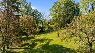 Graag bieden wij u deze charmante woning aan in het landelijke Sint- Pieters-Kapelle met parktuin en weide. De woning heeft een ontspannen...