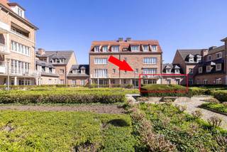 <p>Op wandelafstand van het centrum van<strong> Herentals</strong> bevindt zich dit <strong>gelijkvloers appartement (bouwjaar 2009)</strong> met <strong>drie slaapkamers</strong>, een <strong>ruim terras</strong> en als extra troeven <strong>twee autostaanplaatsen én een berging inbegrepen</strong>. Ideaal voor wie comfortabel en praktisch wil wonen, met alle voorzieningen op wandelafstand.</p>
<p>Je betreedt het appartement via de <strong>inkomhal</strong>, die uitgeeft op de <strong>grote open leefruimte</strong>. Dankzij de <strong>vele ramen</strong> geniet je hier van een aangename lichtinval en een open, luchtig gevoel. Aansluitend bevindt zich de <strong>keuken</strong>, uitgerust met <strong>oven</strong>, <strong>inductiekookplaat</strong>, <strong>dampkap</strong> en <strong>vaatwasser</strong>.</p>
<p>Via de keuken kom je in de <strong>berging</strong>, waar ook de <strong>wasplaats</strong> is voorzien: handig voor extra opslag en een nette, georganiseerde woning.</p>
<p>Verder is er een <strong>nachthal</strong> die toegang geeft tot:</p>
<ul>
<li>het <strong>apart toilet</strong></li>
<li>de <strong>drie slaapkamers</strong>, waarvan <strong>één slaapkamer met ingemaakte kasten</strong></li>
<li>de <strong>badkamer</strong>, uitgerust met een <strong>dubbele wastafel en bad (douche in bad).</strong></li>
</ul>
<p></p>
<p>Qua comfort is het appartement voorzien van <strong>verwarming op gas</strong>. De <strong>EPC-score bedraagt 195</strong>. In de <strong>slaapkamers</strong> zijn <strong>rolluiken</strong> aanwezig, net als op de <strong>badkamer</strong>.</p>
<p>Gemeenschappelijke kosten €163/maand.</p>
<h3>Pluspunten op een rij</h3>
<ul>
<li><strong>Gelijkvloers</strong> wonen in <strong>centrum Herentals</strong></li>
<li><strong>Bouwjaar 2009</strong></li>
<li><strong>3 slaapkamers</strong> (waarvan 1 met <strong>ingemaakte kasten</strong>)</li>
<li><strong>Ruim terras</strong></li>
<li><strong>2 autostaanplaatsen + berging inbegrepen</strong></li>
<li>Keuken met <strong>oven, inductie, dampkap, vaatwasser</strong></li>
<li><strong>Berging/wasplaats</strong></li>
<li><strong>Rolluiken</strong> in slaapkamers en badkamer</li>
<li><strong>EPC 195</strong> | <strong>verwarming op gas</strong></li>
</ul>
<p></p>